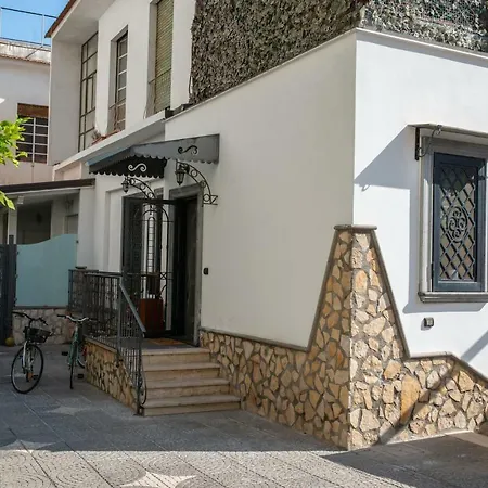 Canelli House * カステッランマーレ・ディ・スタービア